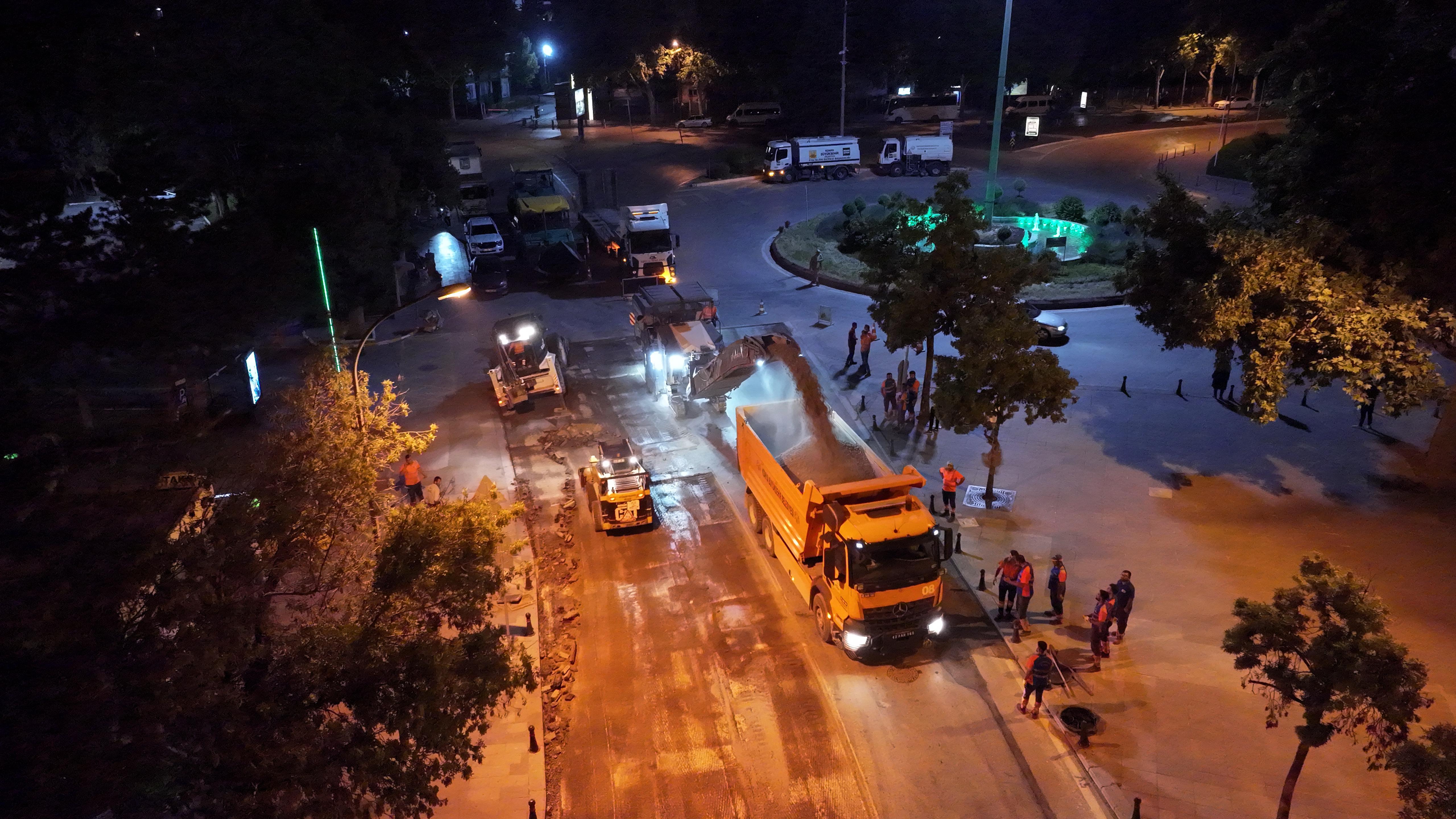 BAŞKAN ALTAY, ATATÜRK CADDESİ'NDE ASFALT YENİLEME ÇALIŞMASI YAPARAK STANDARDI YÜKSELTTİKLERİNİ AÇIKLADI