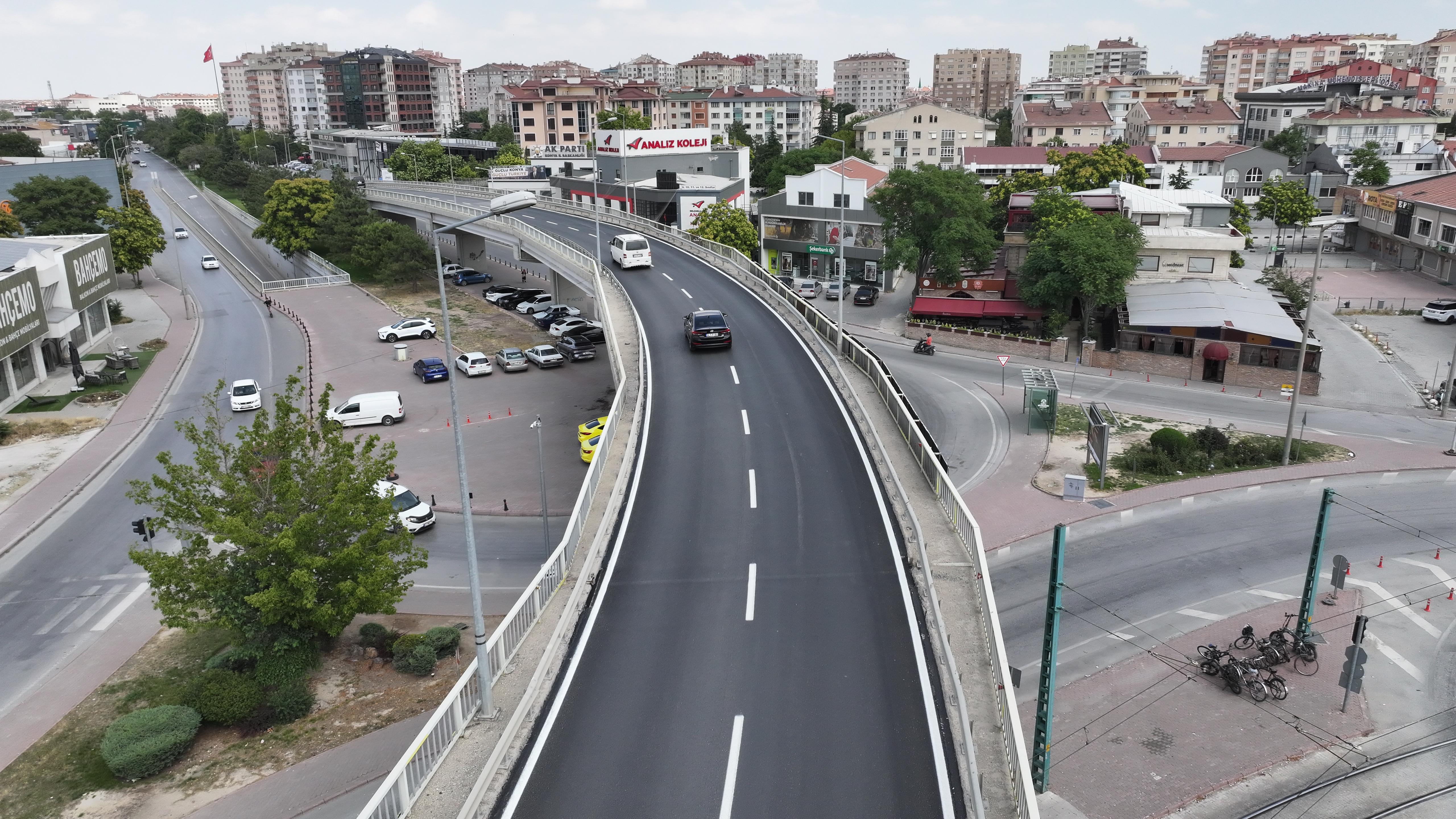 BAŞKAN ALTAY KUNDURACILAR ÜST GEÇİDİ'NDE ASFALTI YENİLEYEREK STANDARDI YÜKSELTTİKLERİNİ AÇIKLADI