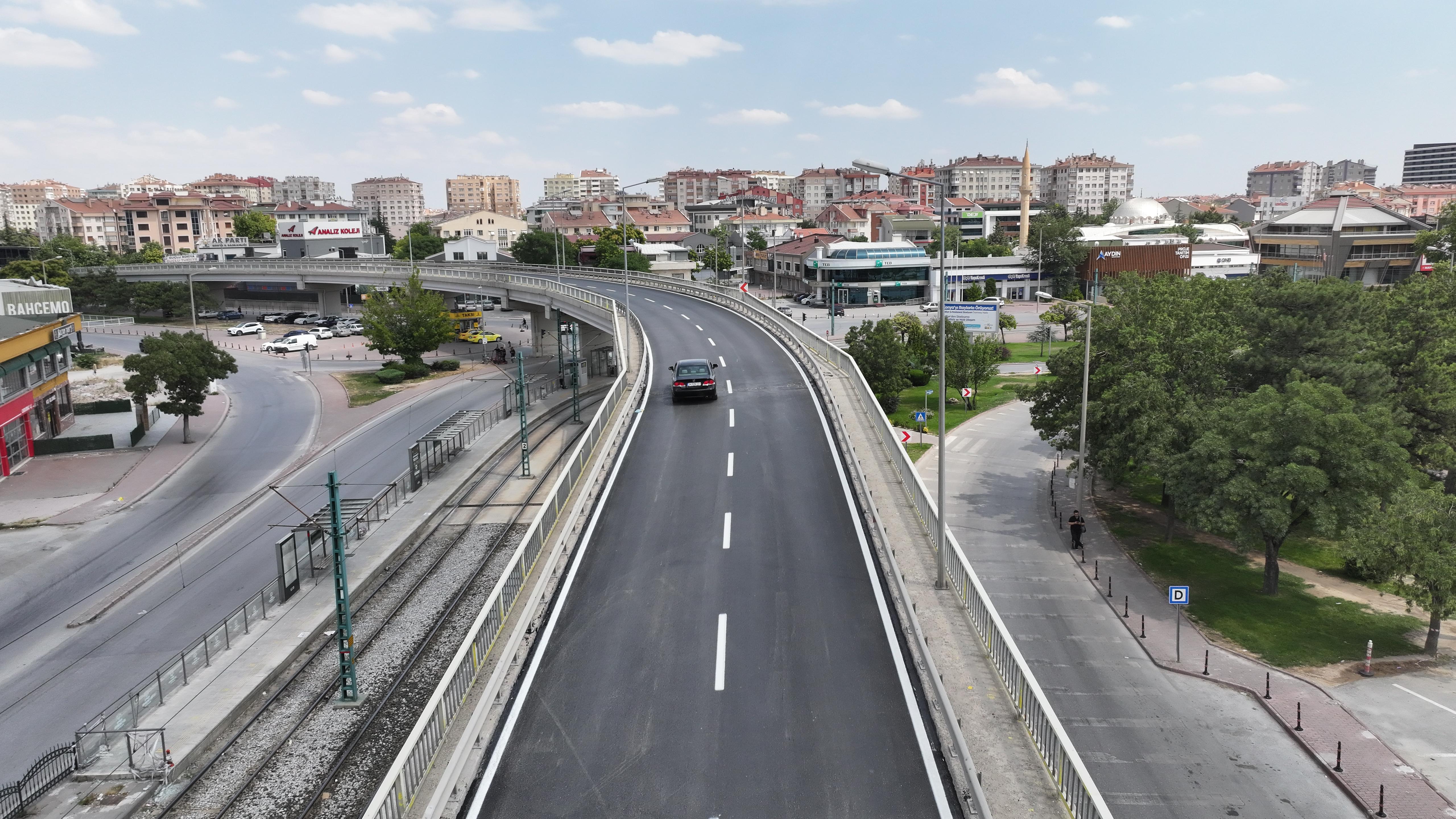 BAŞKAN ALTAY KUNDURACILAR ÜST GEÇİDİ'NDE ASFALTI YENİLEYEREK STANDARDI YÜKSELTTİKLERİNİ AÇIKLADI