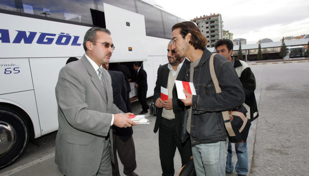 Konya'ya Otogar'dan Giriş-Çıkış Yapanlara Kitap Dağıtılıyor