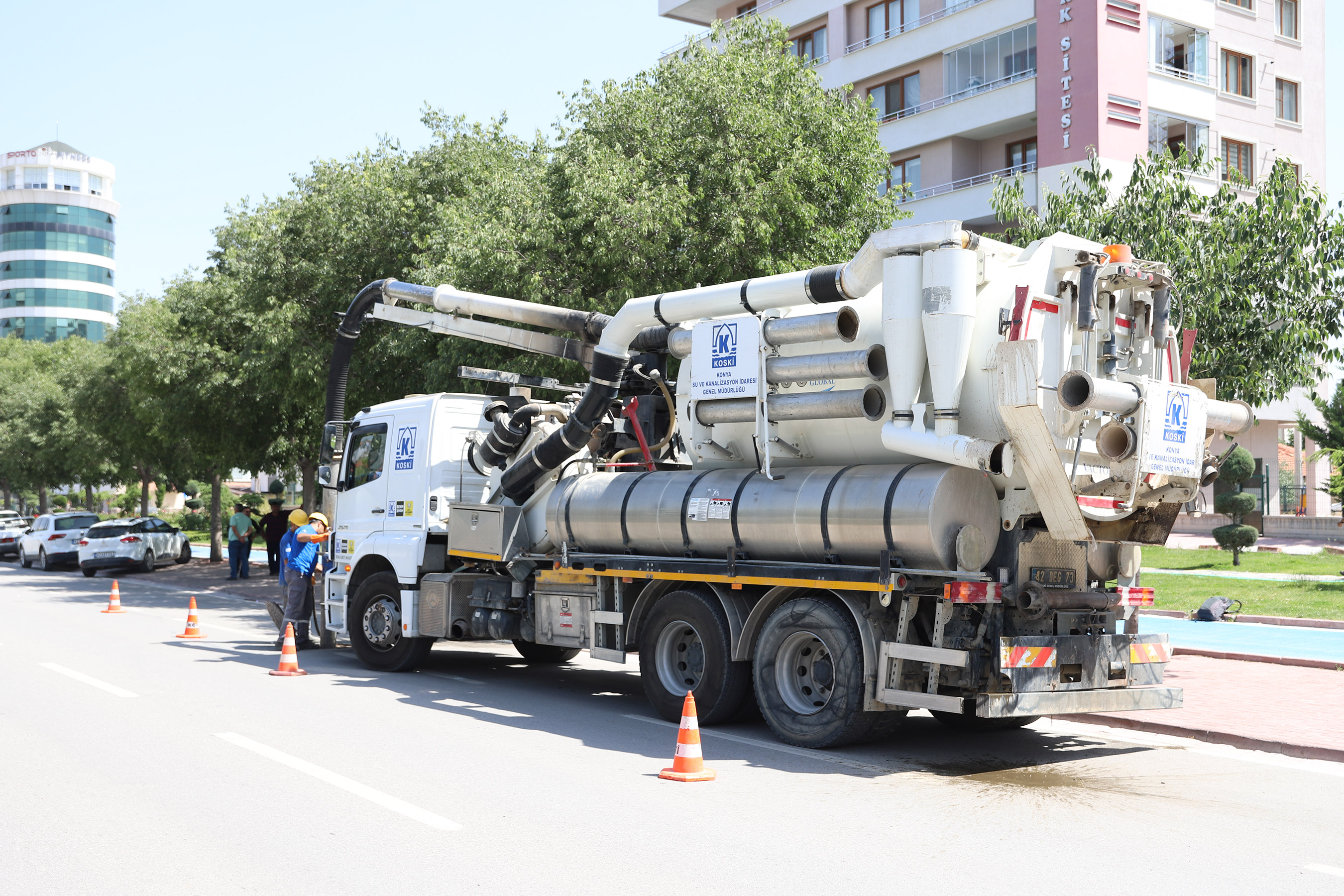 KONYA BÜYÜKŞEHİR TAŞKIN RİSKİNE KARŞI KANALİZASYON HATLARINI TEMİZLİYOR