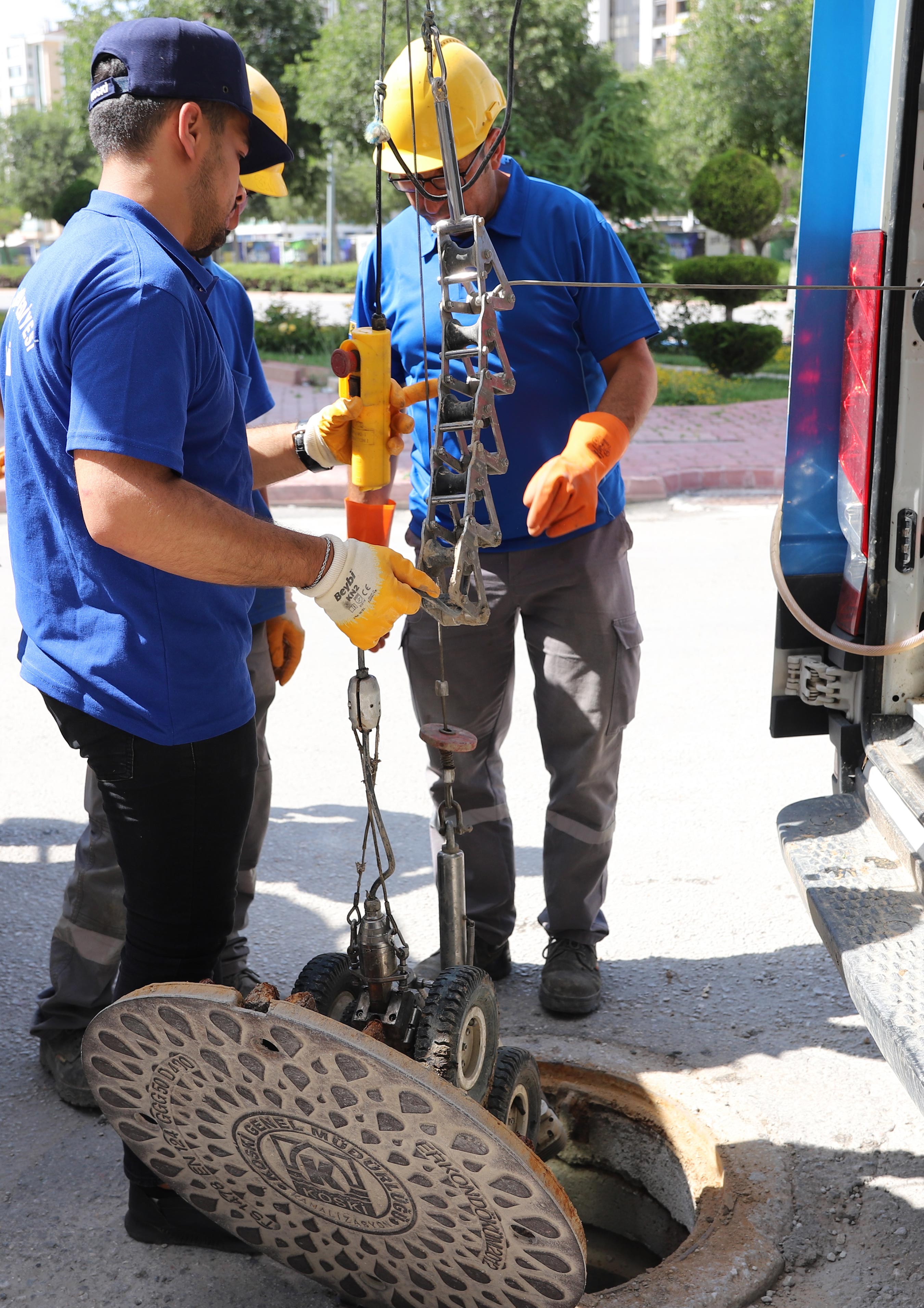 KONYA BÜYÜKŞEHİR TAŞKIN RİSKİNE KARŞI KANALİZASYON HATLARINI TEMİZLİYOR