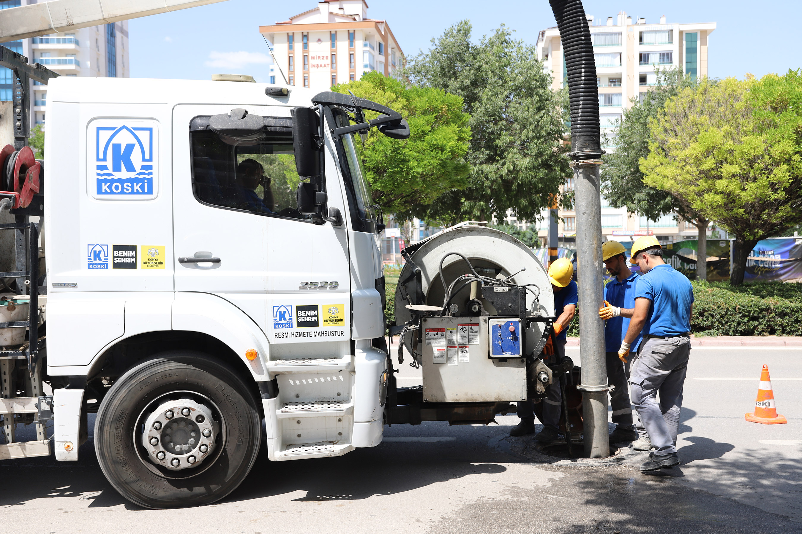 KONYA BÜYÜKŞEHİR TAŞKIN RİSKİNE KARŞI KANALİZASYON HATLARINI TEMİZLİYOR