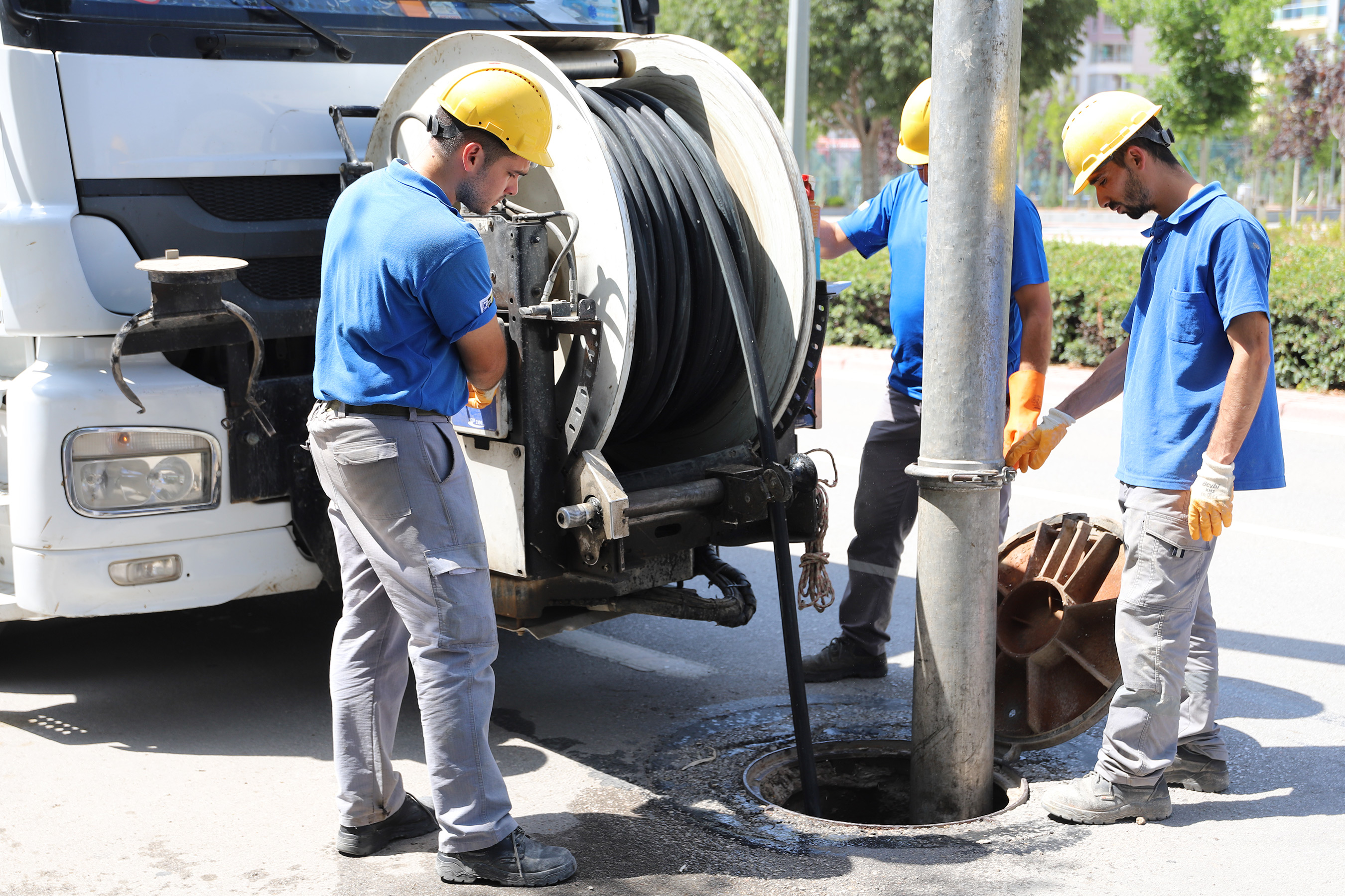 KONYA BÜYÜKŞEHİR TAŞKIN RİSKİNE KARŞI KANALİZASYON HATLARINI TEMİZLİYOR