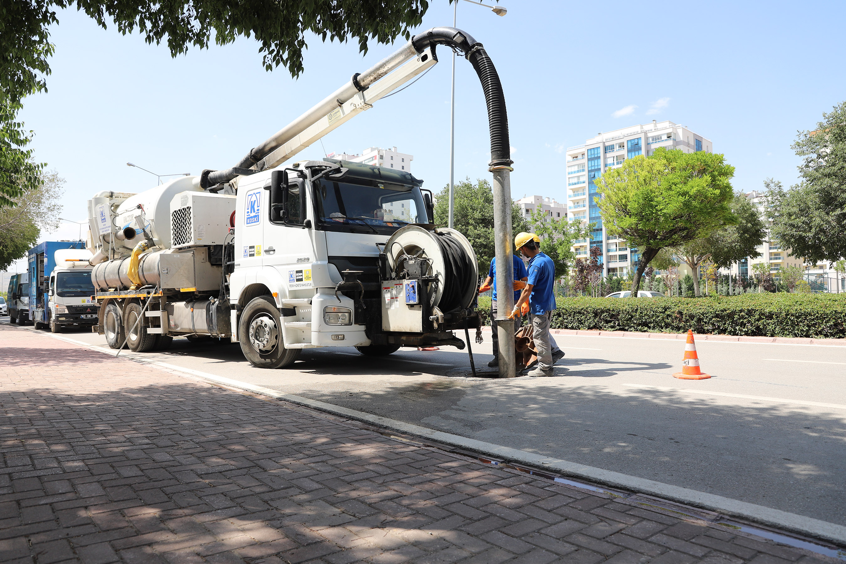 KONYA BÜYÜKŞEHİR TAŞKIN RİSKİNE KARŞI KANALİZASYON HATLARINI TEMİZLİYOR