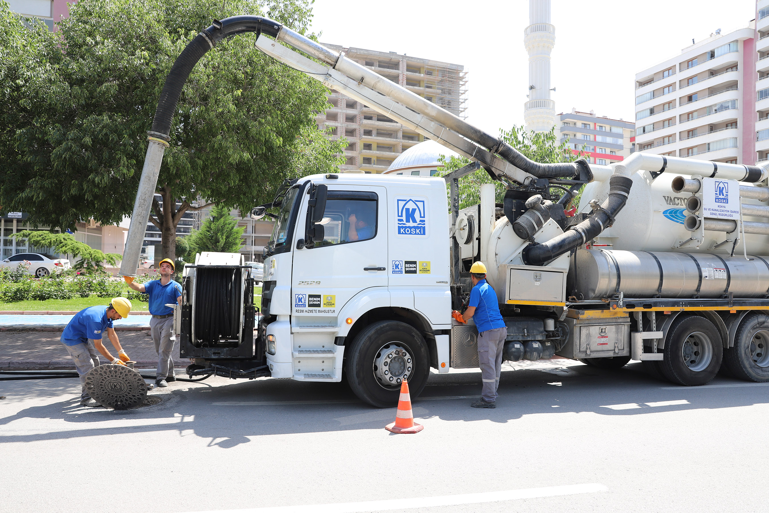 KONYA BÜYÜKŞEHİR TAŞKIN RİSKİNE KARŞI KANALİZASYON HATLARINI TEMİZLİYOR