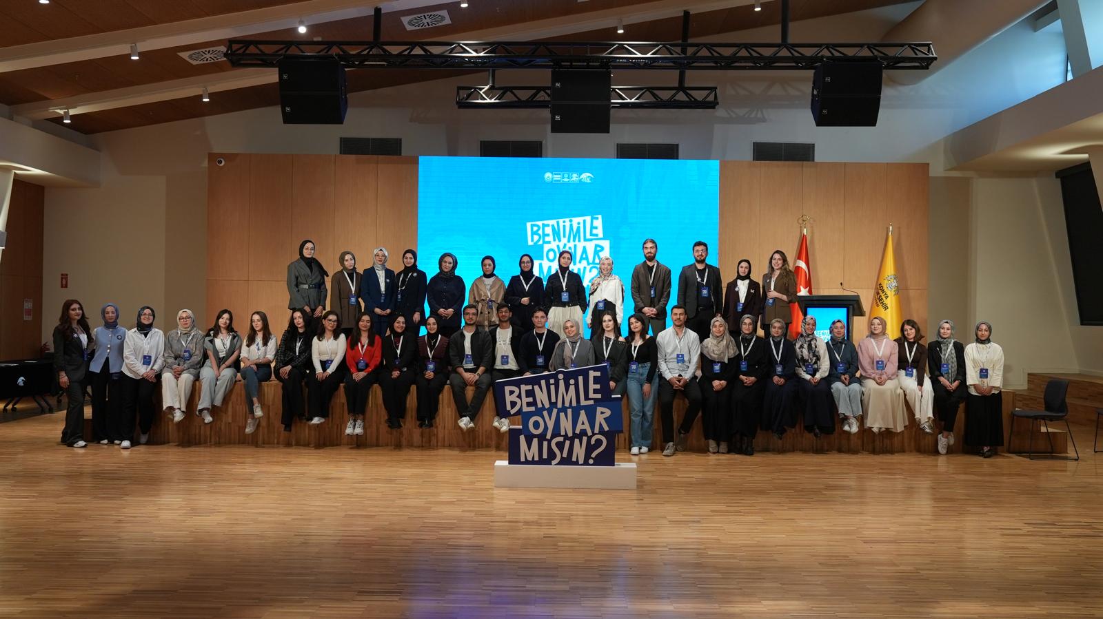 BENİMLE OYNAR MISIN