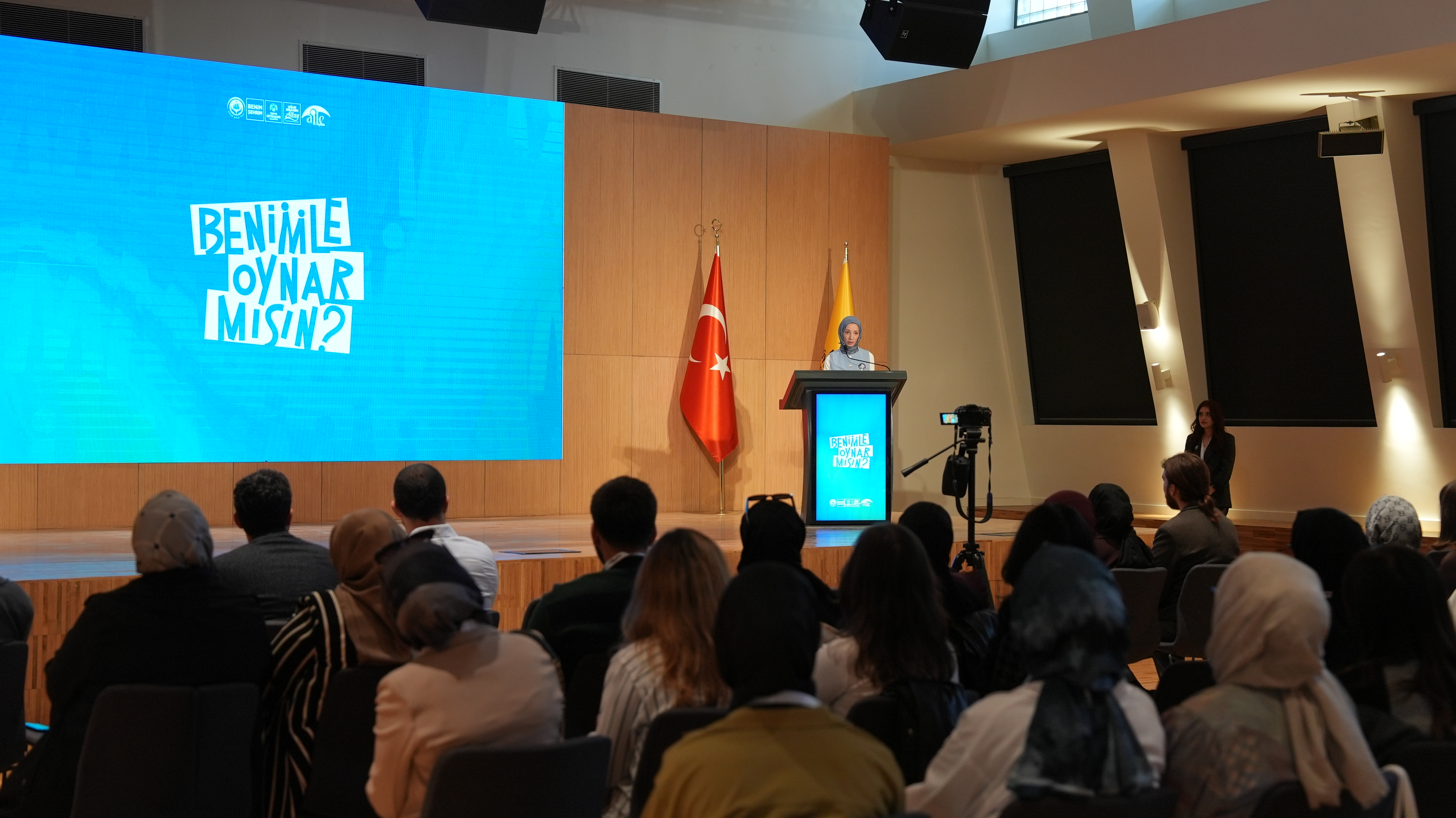BENİMLE OYNAR MISIN